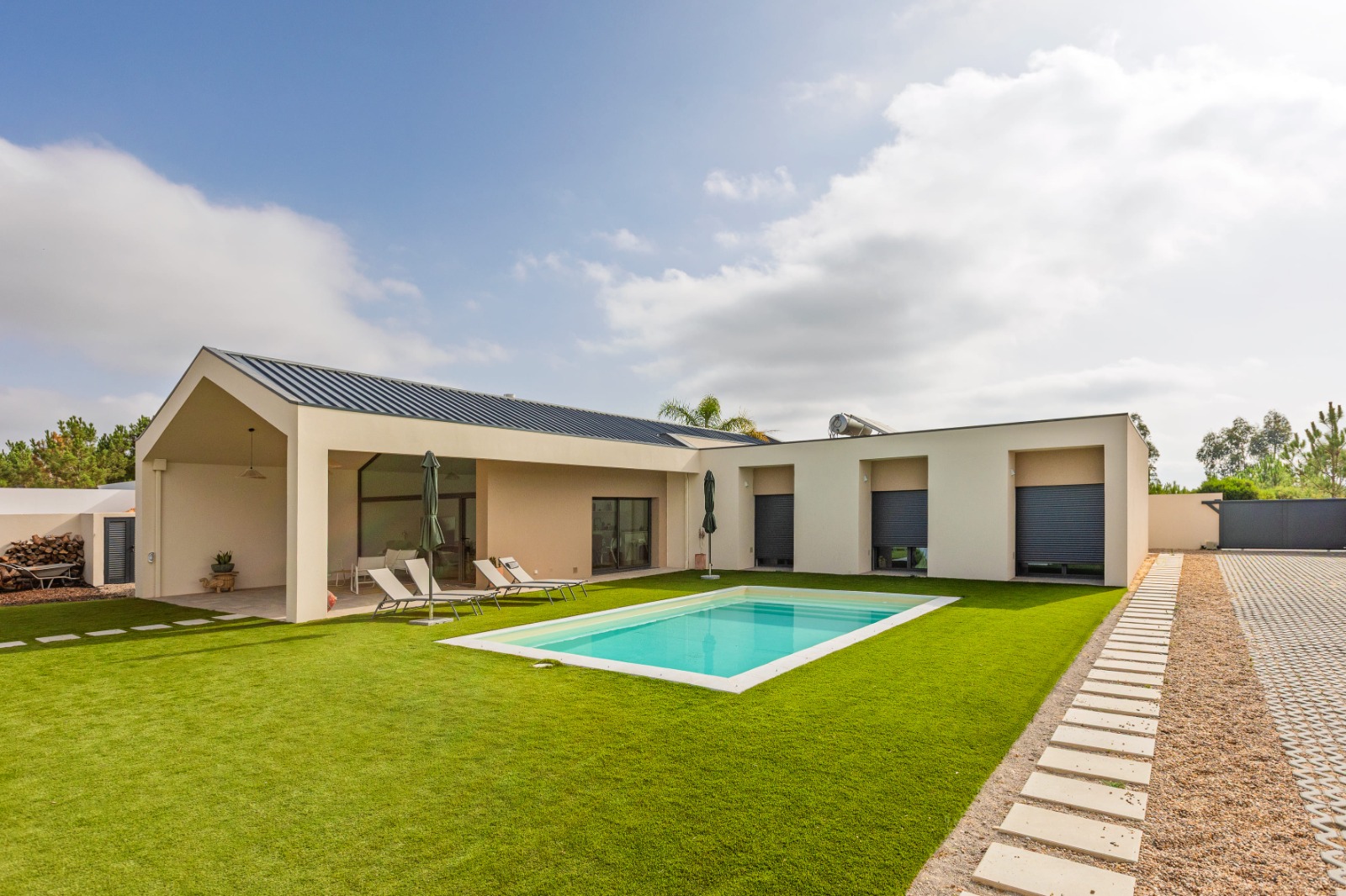 Moradia térrea com jardim e piscina — PO Arquitetos