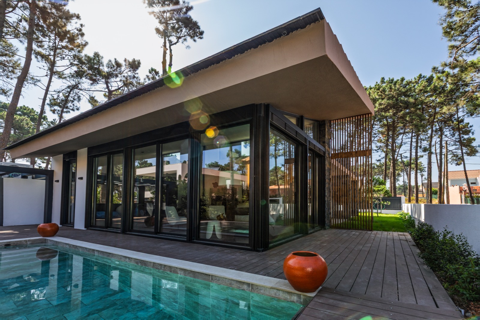 Moradia moderna com envidraçados e deck — PO Arquitetos