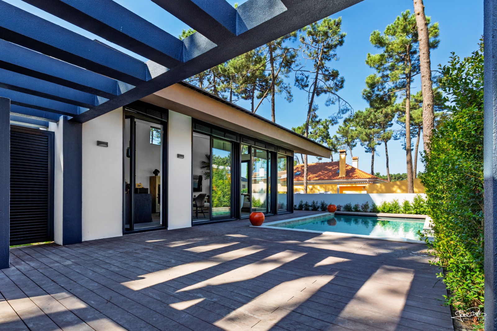 Moradia com pérgola e piscina — PO Arquitetos